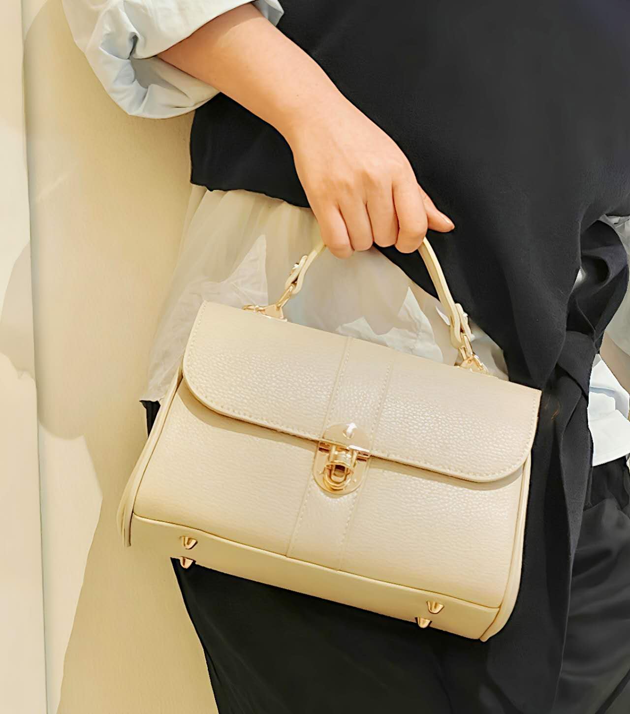 borsa da donna a mano in vera pelle martellata di color beige
