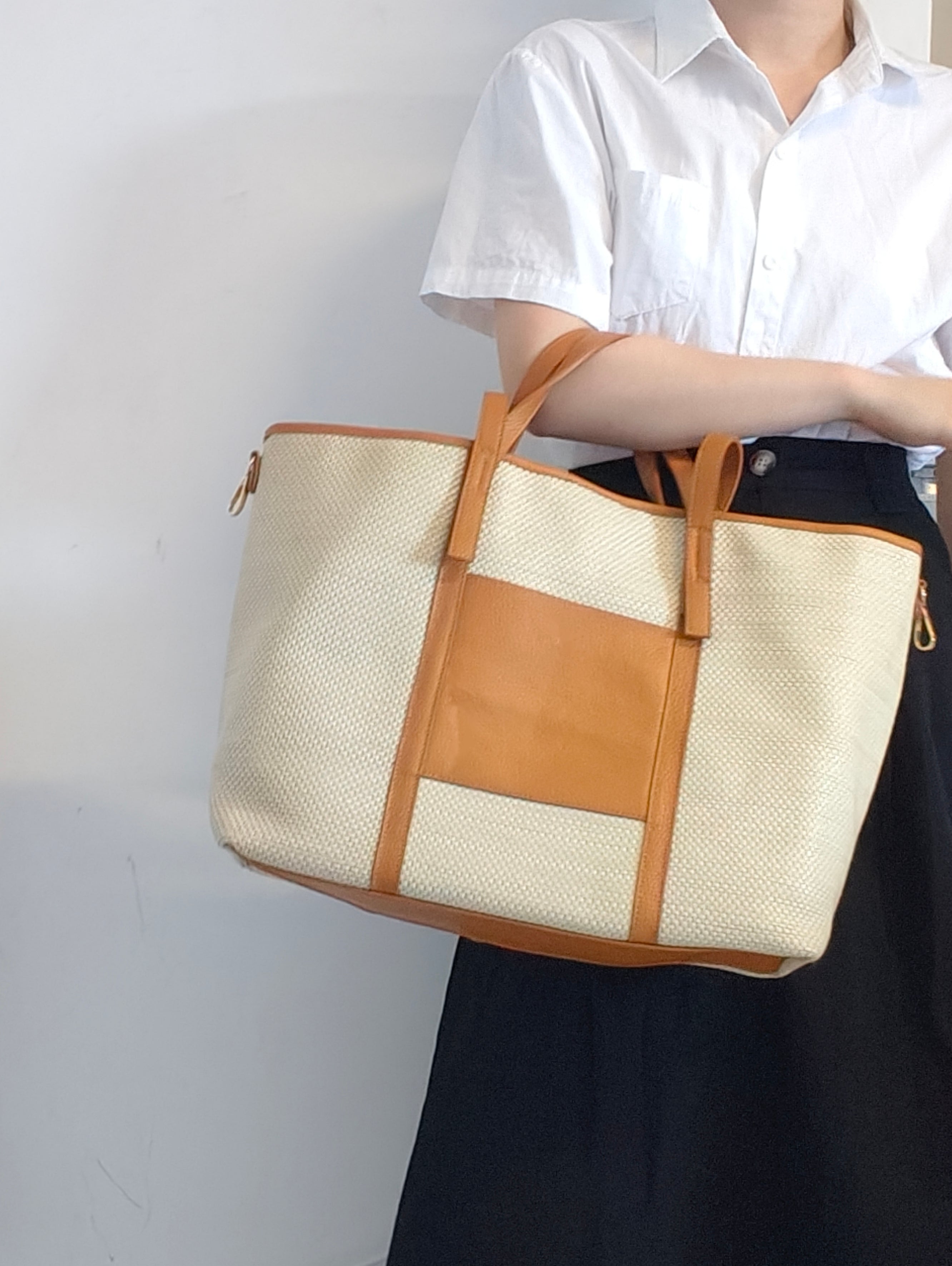 Marena-Borsa tote grande in rafia e vera pelle cuoio portata al braccio