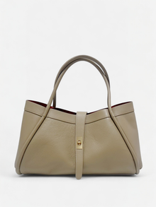 Valeria-Borsa a spalla