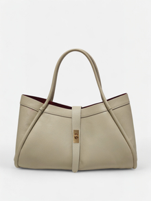 Valeria-Borsa a spalla