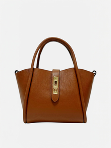 Clara-Borsa a mano