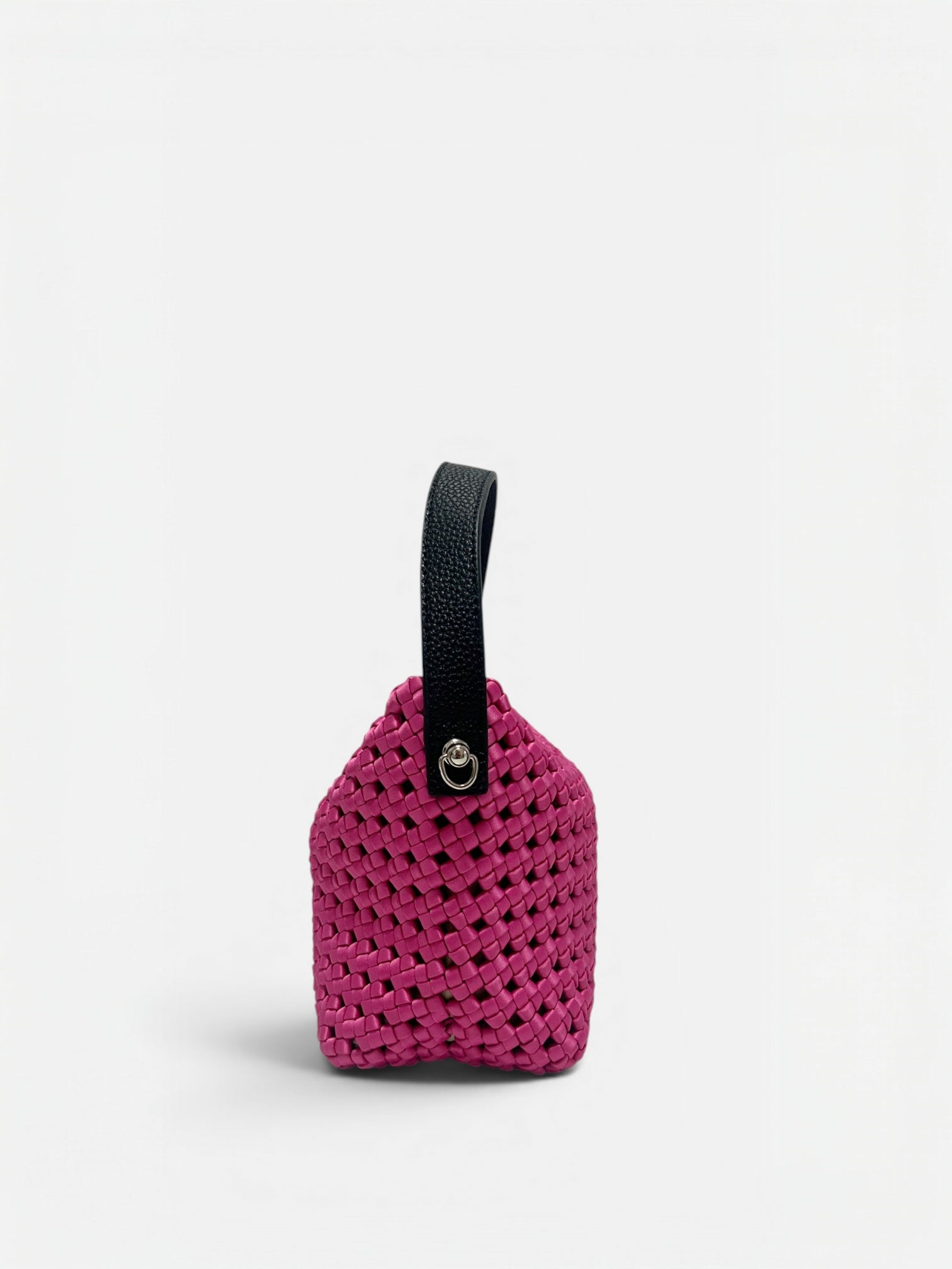 Vista laterale della mini borsa a secchiello Elia intrecciata con tracolla removibile e finiture in pellevera pelle